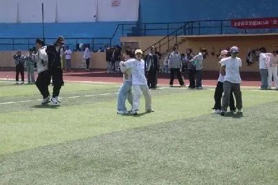 一群人在玩棒球 AI 生成的内容可能不正确。