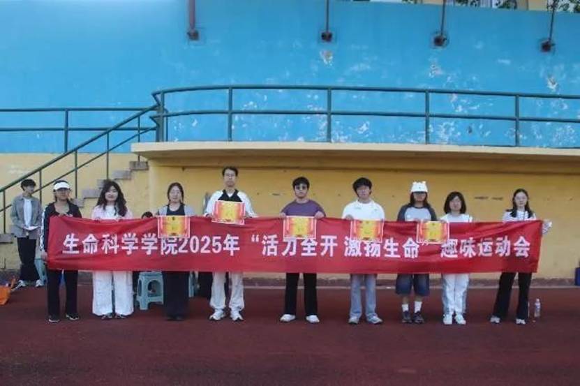 一群人站在一起 AI 生成的内容可能不正确。